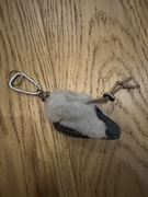Breloczek do kluczy bucik ze skóry owczej naturalnej z karabińczykiem