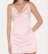 Jasnoróżowa satynowa sukienka mini z nadrukiem w liście