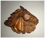 Koń, konik, zawieszka, rzeźba, płaskorzeźba 18 cm wysoka