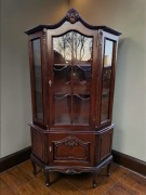 Stylowa narożna witryna w stylu ludwikowskim