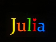 Napis świetlny JULIA do pokoju dziecięcego