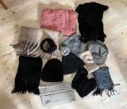 Zestaw damski czapki rękawiczki szaliki nauszniki opaska mitenki