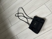 Mała czarna torebka na paskach