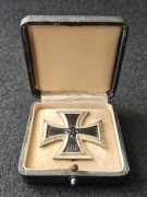 Krzyż żelazny 1 klasa, sygnowany "L55" w pudełku. 