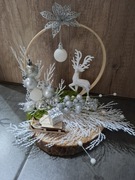 Stroik świąteczny na plastrze drewna biel i srebro bombi sanki prezent