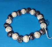 Biało czarna bransoletka na gumce