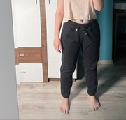 Czarne materiałowe spodnie na gumce joggery