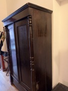 Antyczna drewniana szafa