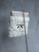 Mała torebka na ramię z ważką, biała saszetka z futerka 