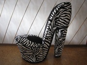 Piękny Fotel But Damska Szpilka poduszka gratis