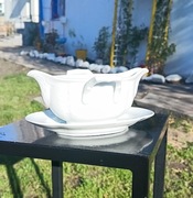 Biała porcelanowa sosjerka Kaiser 