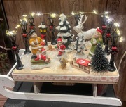 Stroik scenka na saniach.