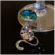 Piękna broszka ,kot ,kamienie kolorowe ,kryształy.