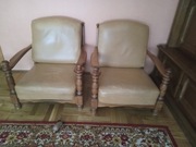 Dwa fotele z litego drewna . Poduszki obite włoska skórą.