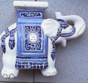Chiński słoń z porcelany szkliwionej,kwietnik,postument.