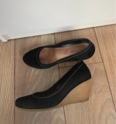 Czarne zamszowe wygodne skórzane buty na koturnie Lasocki 37