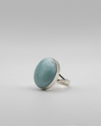 Pierścionek owalny ze srebra próby 925 z naturalnym kamieniem Larimar