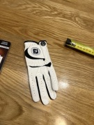 rękawiczka golfowa FootJoy GTxtreme w kolorze biało-czarnym.