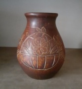 Wazon z wyrytymi rysunkami. 