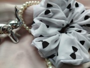 Gumka scrunchies XL biała w czarne muszki 