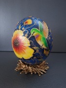 pisanka strusia, malowana ręcznie,  podstawka 