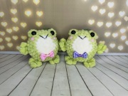 Dwa breloki z żabami 