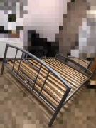 Łóżko metalowe ze stelażem drewnianym – solidne i wygodne, odbiór osobisty