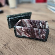 Mała szkatułka wykonana z kamienia - marmuru lub jaspisu | Ekskluzywna.