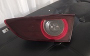 Lampa Mazda 3 BP (PT) w klapę bagażnika.
