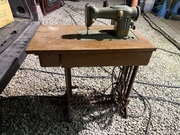 Maszyna do szycia z stolikiem . Nie Singer