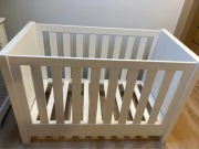 Łóżeczko dziecięce białe 130x67x88 cm + materac + dodatki