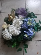 Wiązanka sztuczna na podkładzie zielonym