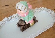 Figurka ceramiczna Dziewczynka na sankach. Boże Narodzenie, dekoracja