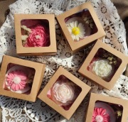 Box mini świeca stokrotka na podstawce