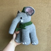 Pluszak słonik w kapeluszu na szydełku