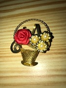 Broszka w kształcie koszyka