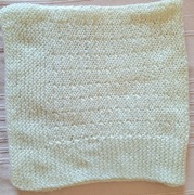 Biała, ciepła, robiona ręcznie narzutka na wózek dziecięcy 