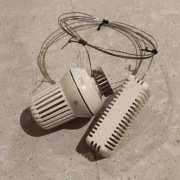 Głowica termostatyczna Honeywell z kapilarą.