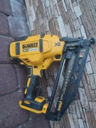 Gwoździarka DEWALT DCN660