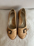 Skórzane loafersy firmy Venezia, w beżowym kolorze.