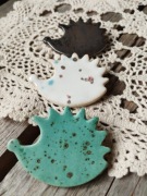 Ceramiczna broszka jeż, jeżyk, rękodzieło 