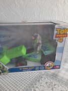 Pojazd RC TURBO BUGGY z figurką Buz Astral - zdalnie sterowany.