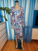 Szara sukienka w kwiaty – elegancka, modelująca sylwetkę, rozmiar L (9)