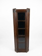 Wyjątkowa drewniana witryna narożna