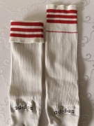 Getry piłkarskie adidas Originals Vintage 90s białe czerwone paski skarpety