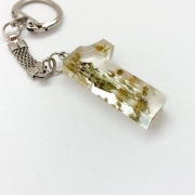 Brelok z zatopionymi kwiatkami.  