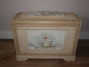 Skrzynia, kufer z motywem róż