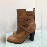 Brązowe, skórzane, wysokie buty.