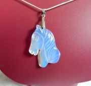 Biały opal, kamień w którym zaklęta jest tęcza, wisiorek z koniem