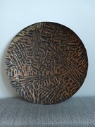 Metalowa dekoracyjna duża patera o abstrakcyjnym wzorze. 